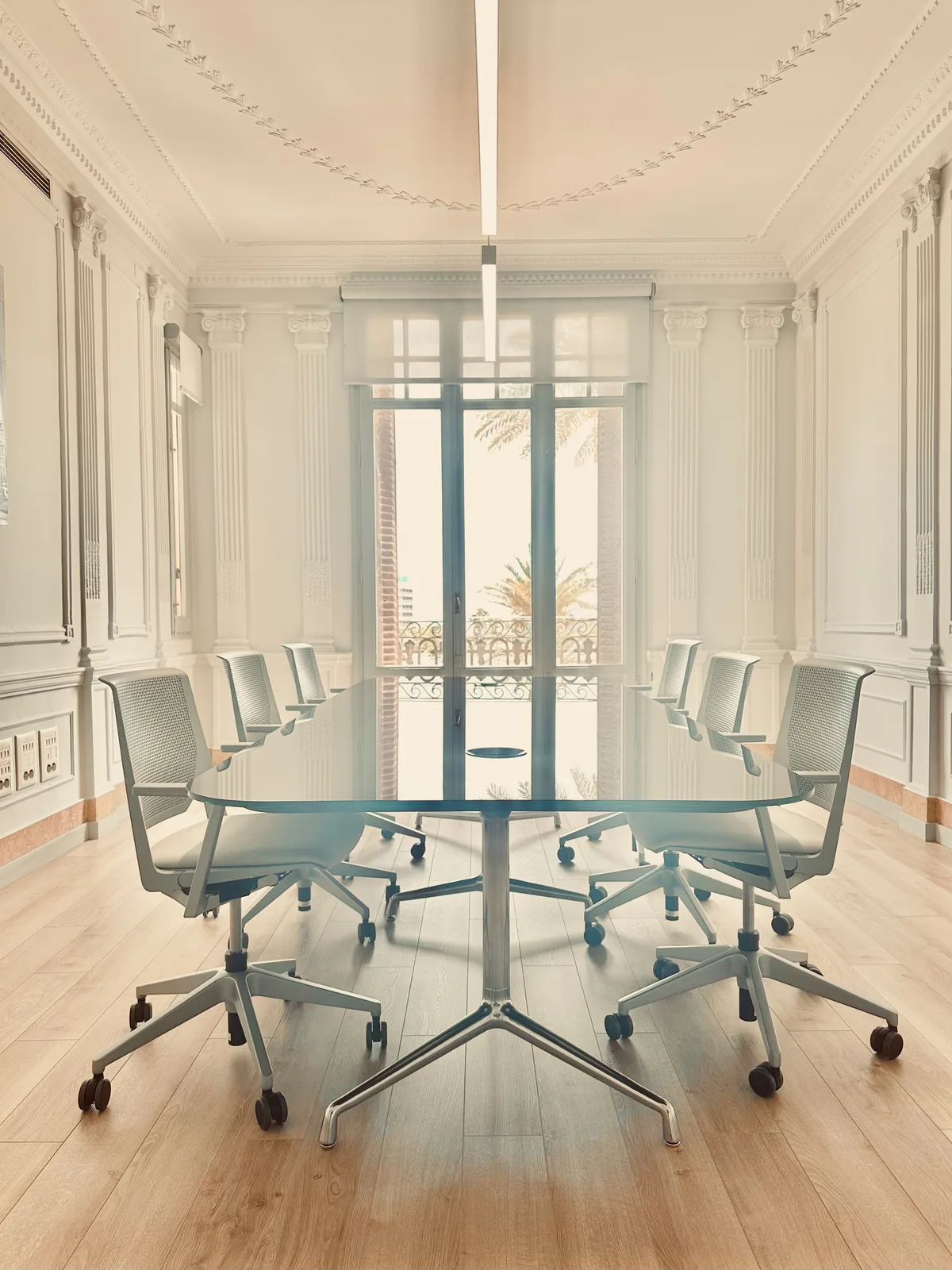 Sala de juntas de la oficina en la Casa Carbonell, Alicante